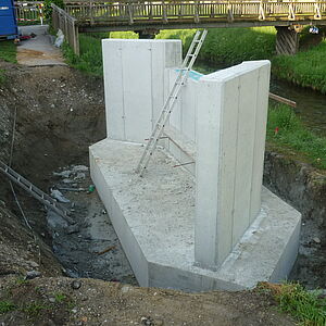 Sie tragen die neue Brücke: