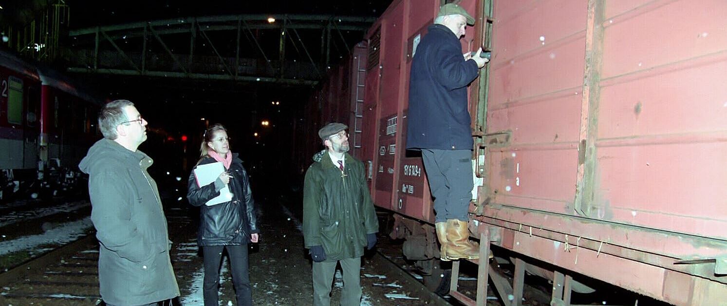 Tiertransportkontrolle Vier Personen halten einen Laster an um eine Tiertransportkontrolle durchzufuehren
