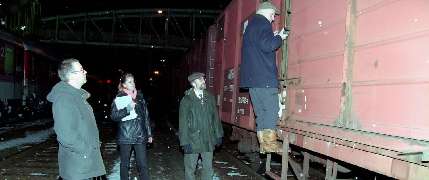 Vier Personen halten einen Laster an um eine Tiertransportkontrolle durchzufuehren