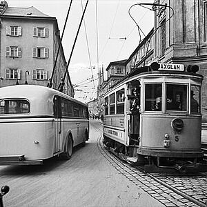 Schwarz-Weiss Fotografie von der gelben elektrischen Strassenbahn im Jahre 1940.
