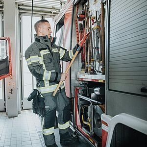 Feuerwehrmann in der operativen Arbeit am Feuerwehrauto.