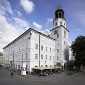 Salzburg Museum und Glockenspiel unter blauem Himmel.