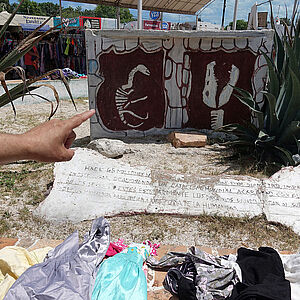 Stilleben mit unterschiedlichen Objekten im Hintergrund ein Markt in Mexiko