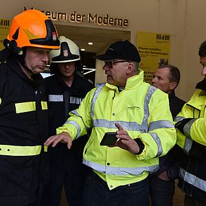 Lagebesprechung bei der Berufsfeuerwehr