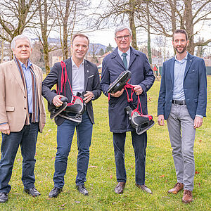 Freuen sich auf erweiterten Eisspaß im Volksgarten