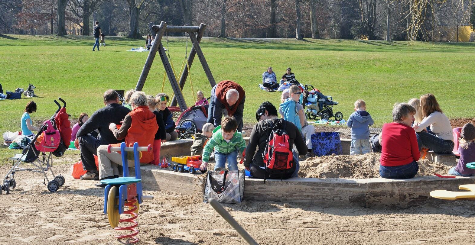 Mehrere Kinder spielen am Spielplatz in Hellbrunn.