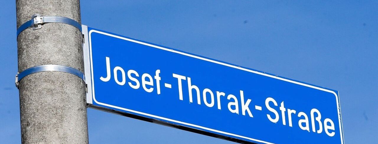 Das Strasssenschild von der Josef-Thorak-Strasse