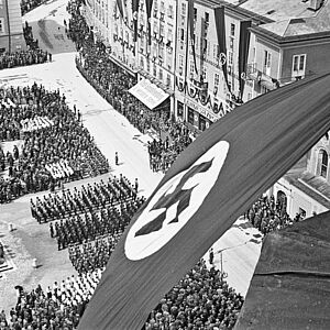 1. Mai 1938: Aufmarsch am Residenzplatz.
