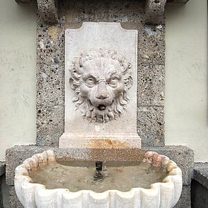 Bietet erstklassiges Wasser: Löwenkopf-Brunnen