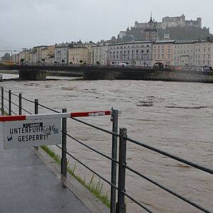 Blick auf die Festung Hohensalzburg bei Hochwasser im Jahre 2019