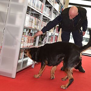 Polizeihunde-Übung in der Stadtbibliothek