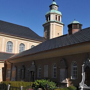 Die Aussegnungshalle am Kommunalfriedhof von außen.