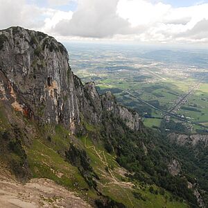 Weitblick vom Untersberg beibewölktem Himmel