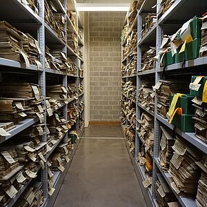 Ein Gang mit Buechern links und rechts am "Tag der Archive".