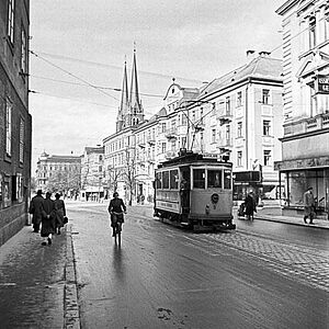Schwarz-Weiss Fotografie von der gelben elektischen Strassenbahn im Jahre 1940.