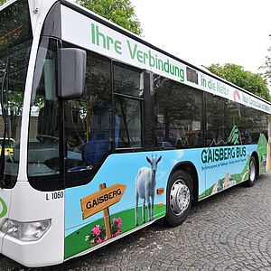 Der Gaisbergbus an der Haltestelle Mirabellplatz