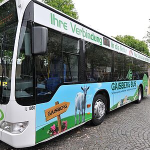Der Gaisbergbus an der Haltestelle Mirabellplatz