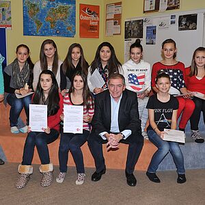 Bürgermeister Schaden gratuliert zum Diplom