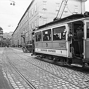 Schwarz-Weiss Fotografie von der gelben elektrischen Strassenbahn im Jahre 1940.