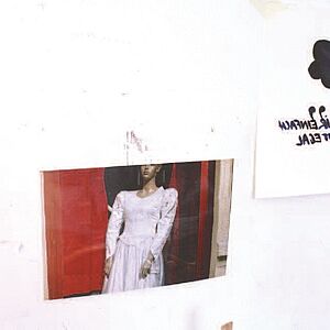 Das Foto einer Schaufensterpuppe in einem Brautkleid daneben ein schwarz-weiß Aquarell aus Buchstaben mit einer Art Sprechblase darübert 