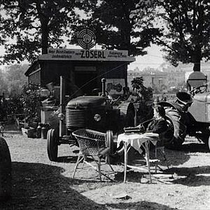 Schwarz-Weiss Fotografie der Salzburger Dult im Volksgarten von 1950 bis 1956