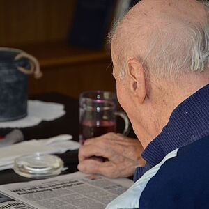 ein Senior beim Zeitung lesen