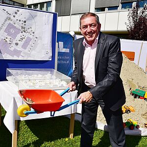 Freut sich auf  Neubau:
