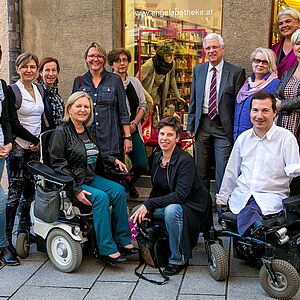 Gruppenbild mit Schaufensterpuppe
