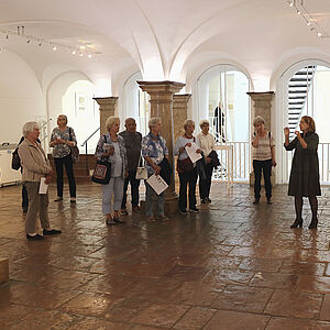 Foto von vielen Menschen in der Säulenhalle im Rathaus bei der Ausstellungseröffnung