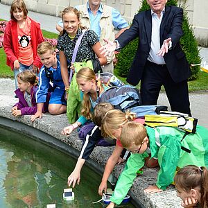 Ins Wasser mit den Solarschiffchen: