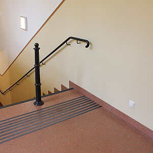 Taktiles Leitsystem an einer Treppe