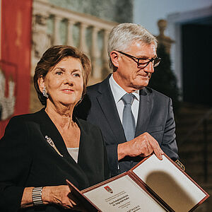 Foto von Frau Dr. Helga Rabl-Stadler mit der Ernennungsurkunde, links daneben D.I. Harald Preuner