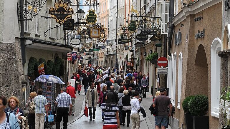 Gut besuchte Getreidegasse in der Altstadt