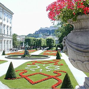 Der bunte Mirabellgarten mit dem Schloss Mirabell