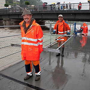 Einsatzmänner sind beim Hochwasser am 31.07.2014 im Einsatz.