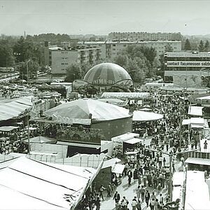 Schwarz-Weiss Fotografie von der Salzburger Dult im Jahre 1985