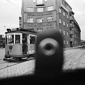 Schwarz-Weiss Fotografie von der gelben elektrischen Strassenbahn im Jahre 1940.