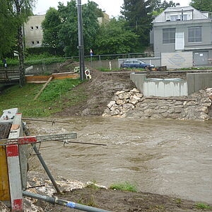 Sie tragen die neue Brücke: