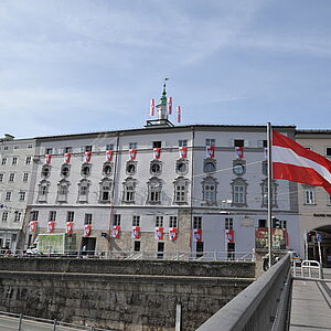 Offene Türen im  beflaggten Rathaus