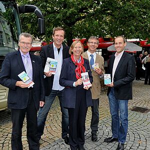 Info-Busse im Schlosshof: