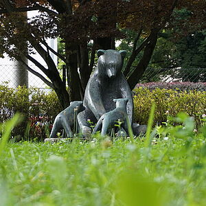 Baeren-Skulpturen in einer Wiese