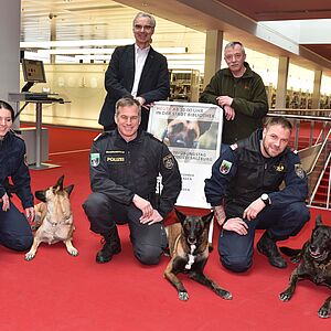 Polizeihunde-Übung in der Stadtbibliothek