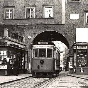 Schwarz-Weiss Fotografie von der gelben elektrischen Strassenbahn im Jahre 1940.