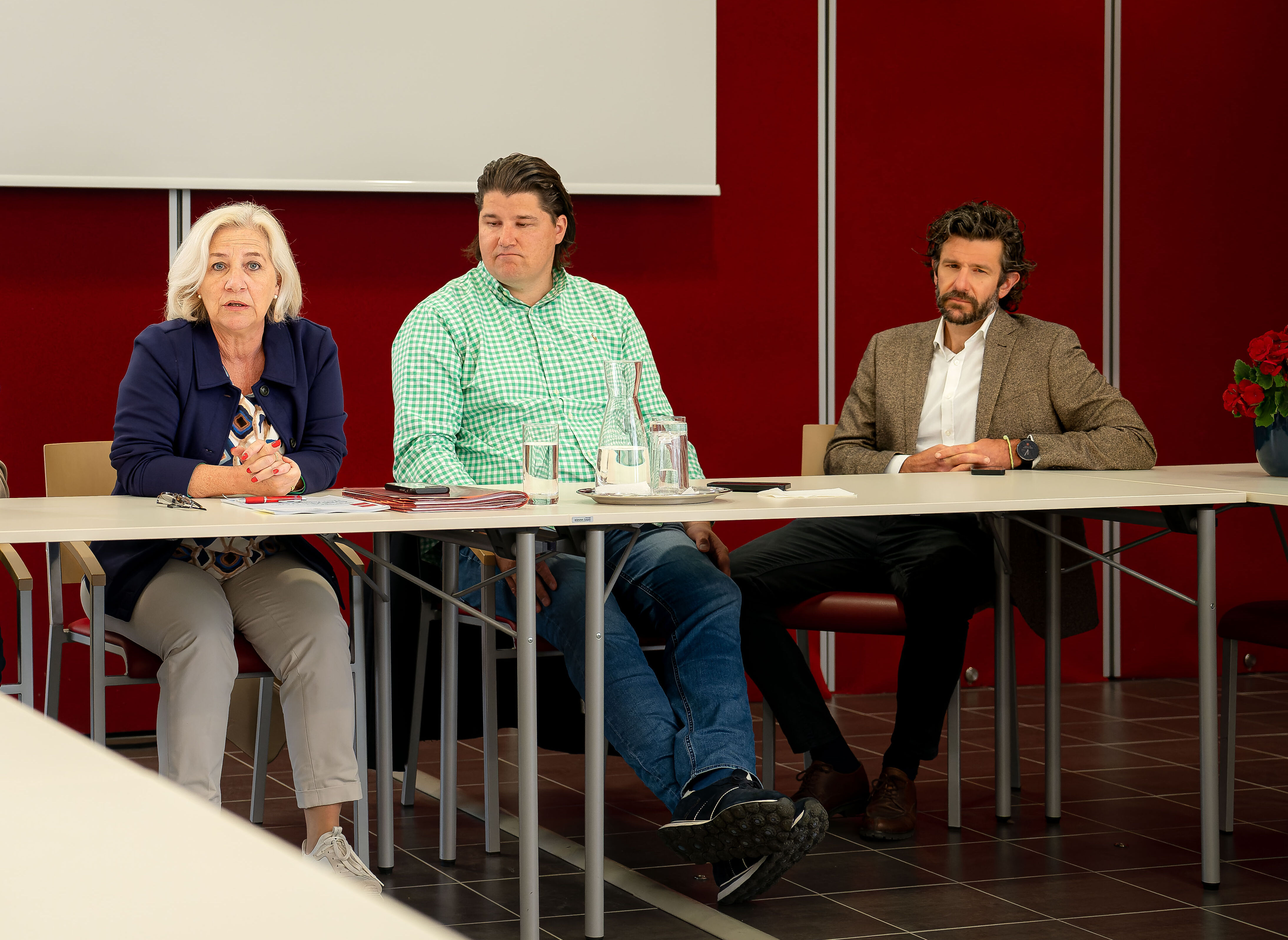 Stadträtin Andrea Brandner gemeinsam mit Christoph Baumgärtner (Amtsleiter Senioreneinrichtungen) und Patrick Pfeifenberger (Abteilungsvorstand Soziales; v.l.n.r.) in Diskussion mit Expert:innen.