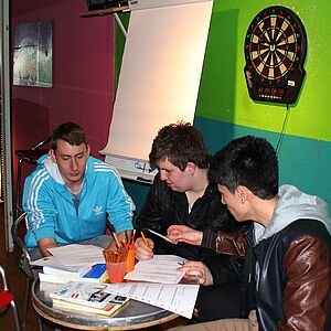 Stadt-Team bot Wahlinfo im JUZ Taxham