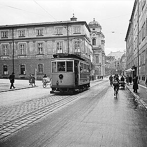 Schwarz-Weiss Fotografie von der gelben elektrischen Strassenbahn im Jahre 1940.