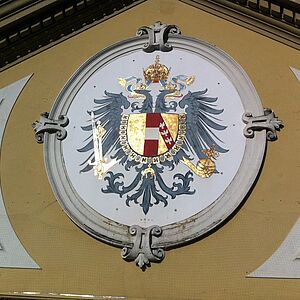 Seniorenheim Hellbrunn mit vergilbtem Wappen