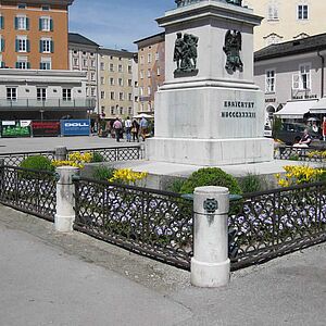 Das Mozartdenkmal am Mozartplatz.