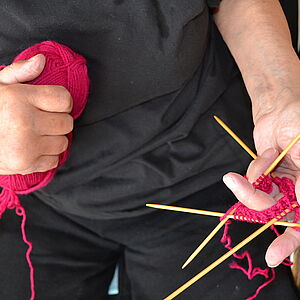 Hände beim Stricken