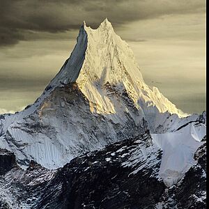 Foto mit einem Berg mit Schnee und bewölktem Himmel